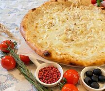 Пицца с курицей и ананасом