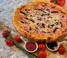 Пицца с ветчиной и грибами