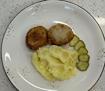 Котлетки домашние с картофельным пюре и огурчиком