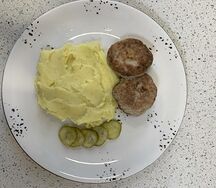 Котлетки домашние с картофельным пюре и огурчиком