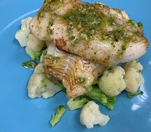 Судак с брокколи и овощами