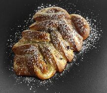 Коса с творогом и изюмом