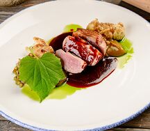 Утиная грудка с яблоком, цветной капустой и мандариновым соусом