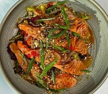Салат с лососем татаки и кремом из цукини