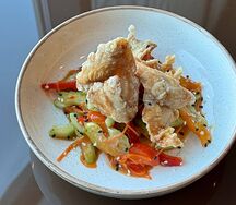 Салат с жареной курой и хрустящими овощами
