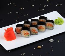 Ролл с лососем в соусе спайси