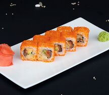 Калифорния с лососем в соусе спайси