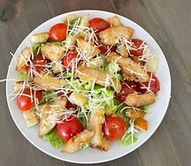 Салат Цезарь с курицей