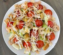 Салат Цезарь с креветками