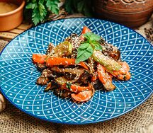 Гриль-салат с мраморной говядиной и овощами в соусе барбекю