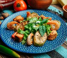 Теплый салат с креветками и лососем