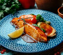 Стейк из лосося с овощами