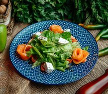 Салат со слабосолёным лососем и брынзой