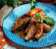 Запеченный ростбиф с овощами