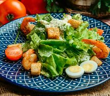 Цезарь с креветками и пармезаном