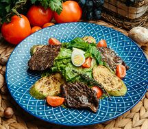 Теплый салат с мраморной говядиной и цукини