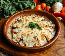 Томаты и баклажаны, обжаренные с сыром сулугуни