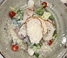 Салат Цезарь с курицей
