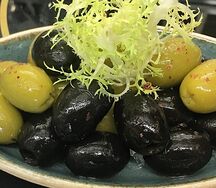 Ассорти из испанских маслин и оливок