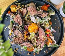 С маринованным ростбифом и желтком конфи