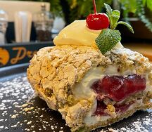 Фисташковый рулет с малиной