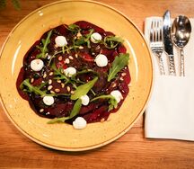Карпаччо из свеклы с домашним сыром и рукколой