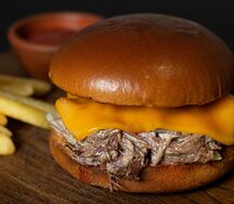Бургер Pulled beef с вишней