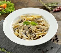 Паста с курицей и грибами