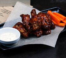 Куриные крылья BBQ с соусом блю-чиз