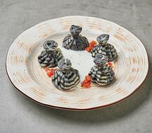 Хинкали с креветками и соусом из мацони