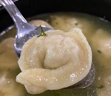 Тортеллини с курицей в бульоне со сметаной