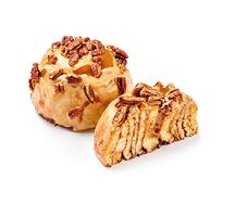 Булочка с корицей, карамелью и орехом пекан
