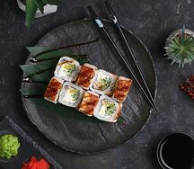 Ролл Филадельфия с копченым угрем золотой дракон