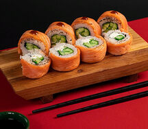 Lux Филадельфия с опаленным лососем и соусом унаги