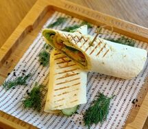 Ролл с лососем и овощами