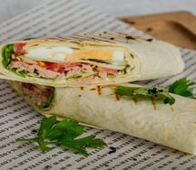 Ролл с овощами и тунцом