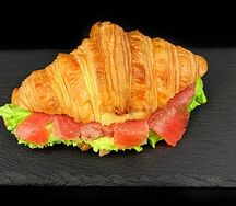 Круассан с форелью