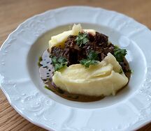 Говяжьи щечки с картофельным пюре и перечным соусом 
