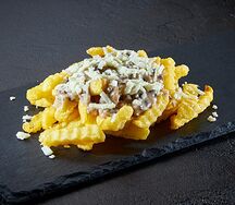 Картофель фри с грибным соусом жульен