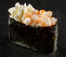 Гункан с креветкой и сыром