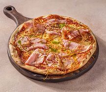 Пицца с копчёным окороком и фисташками