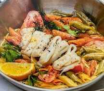 Пенне с кальмаром