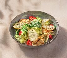 Салат Цезарь с цыпленком