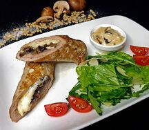 Рулет из cвинoй вырезки, фаршированный грибами и сыром