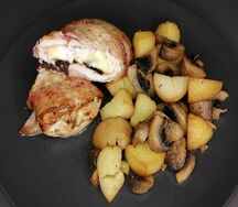 Куриный рулетик в беконе с черносливом и сыром
