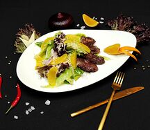 Теплый салат с карамелизированной куриной печенью
