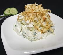 Морской кальмар с омлетом и огурцом