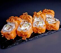 Ролл с лососем, креветкой и луком фри