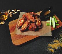 Медовые куриные крылья с соусом терияки и горчицей