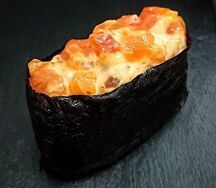 Гункан Спайс с лососем